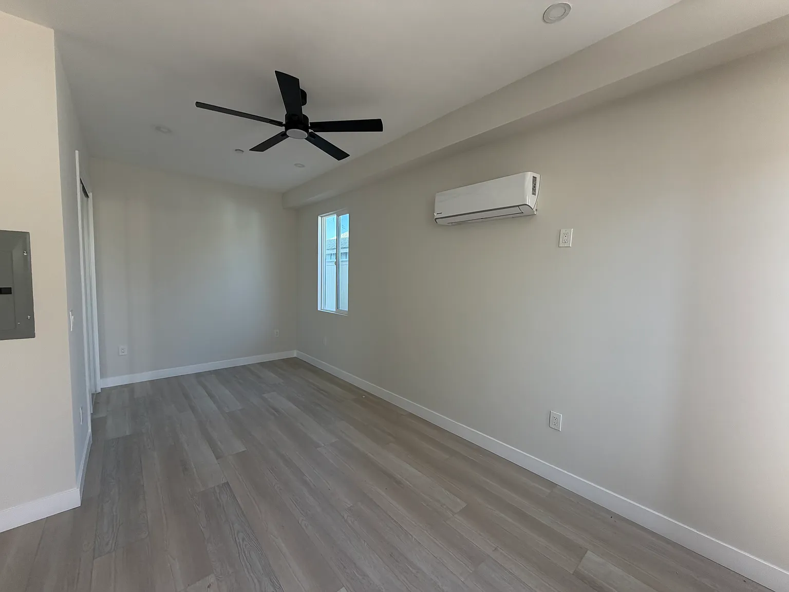 Studio, 400 sqft, $1,995 — Photo 4