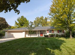 1938 Sunnyside Dr, Waukesha, WI 53186