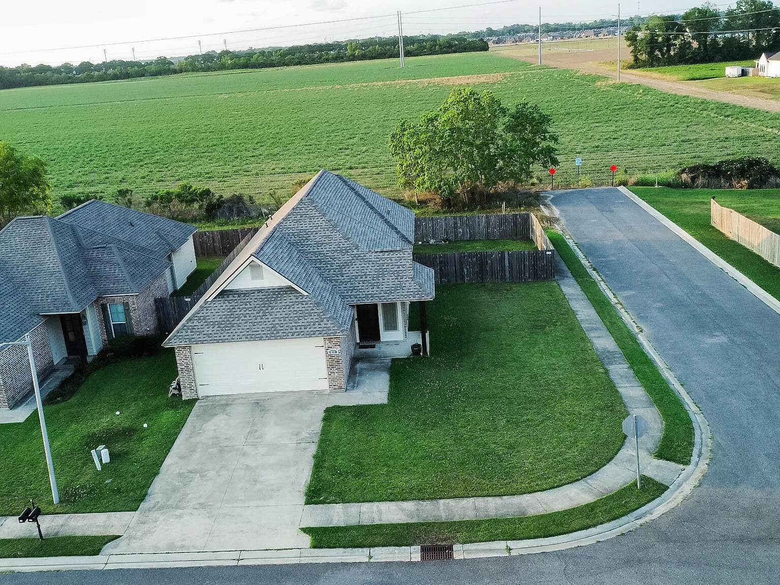 3 bed, 2.0 bath, 1373 sqft, $2,500 — Photo 2