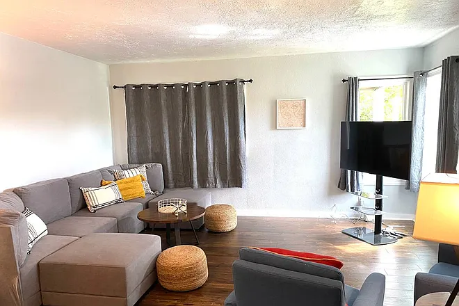 4 bed, 2.0 bath, 1400 sqft, $2,995 — Photo 2