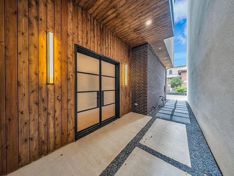 1135 Lake Pointe Pkwy — Photo 3