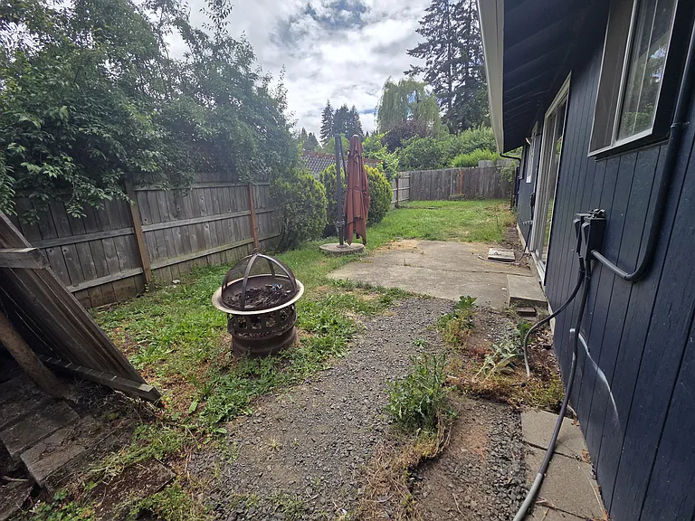 3945 Oak St — Photo 2