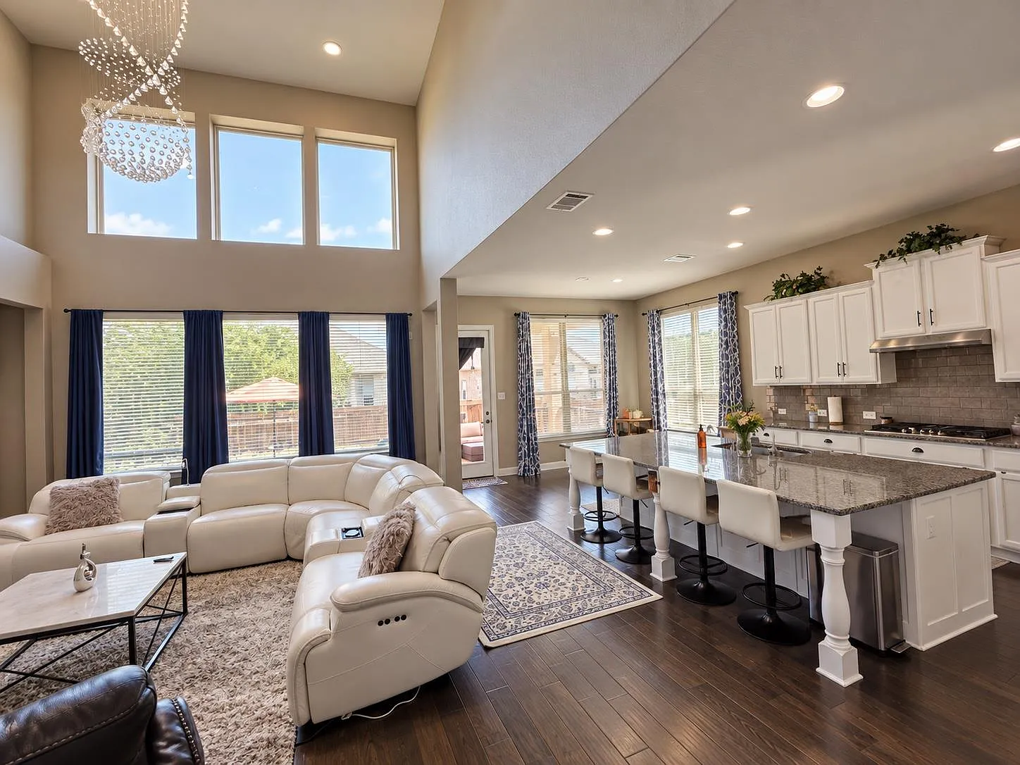 5 bed, 3.5 bath, 3878 sqft, $3,900 — Photo 2