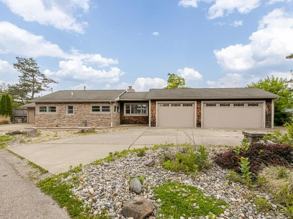 9634 Bonnie Briar St, White Lake, MI 48386