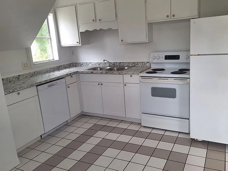 507 Sumner St — Photo 9