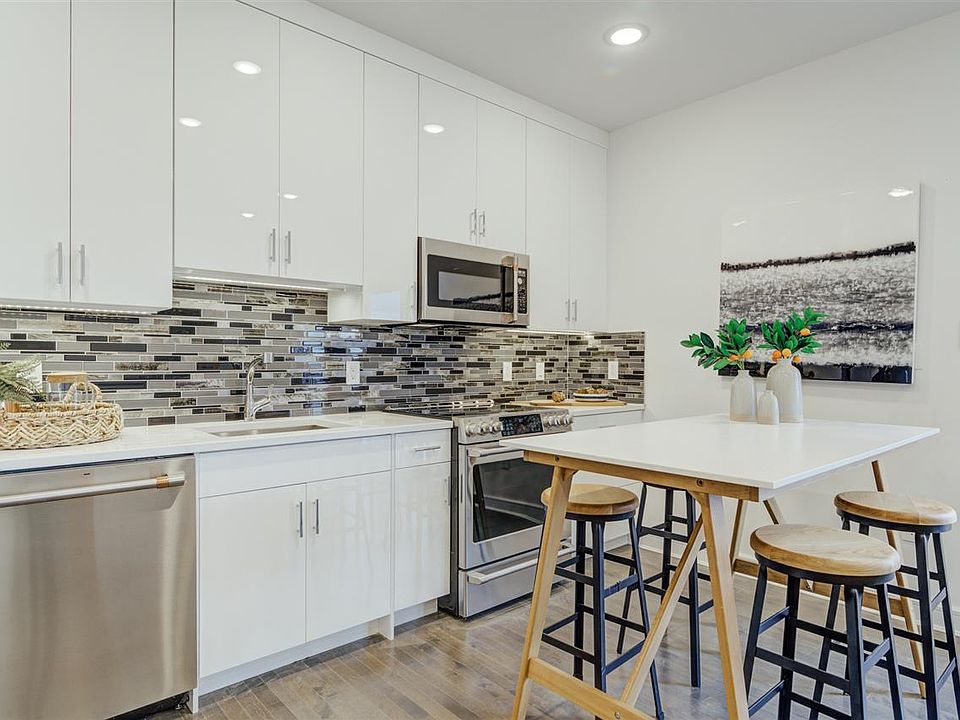 1st image of 974 Summit Ave #411