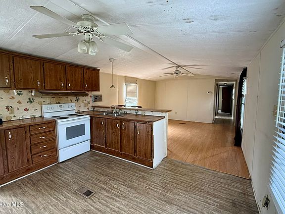 5th image of 919 Pineclair Drive SW