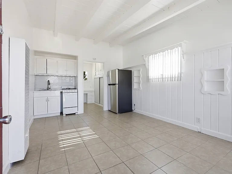 205-215 W Roderick Ave #16 — Photo 11