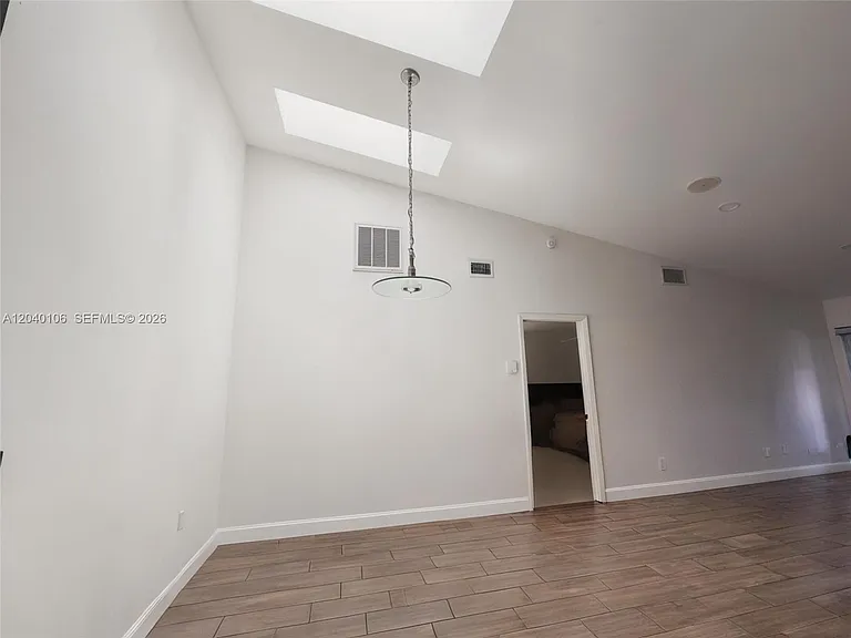 2566 N Nob Hill Rd — Photo 7