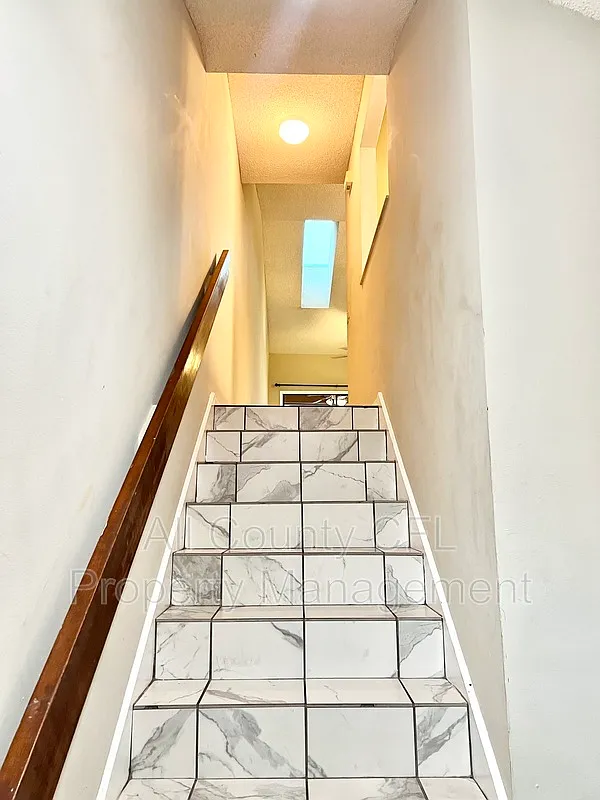 Wimbledon Condos — Photo 4