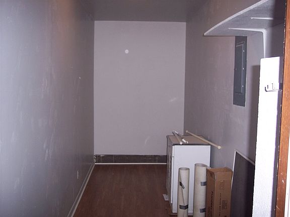 5th image of 906 S Avenue M