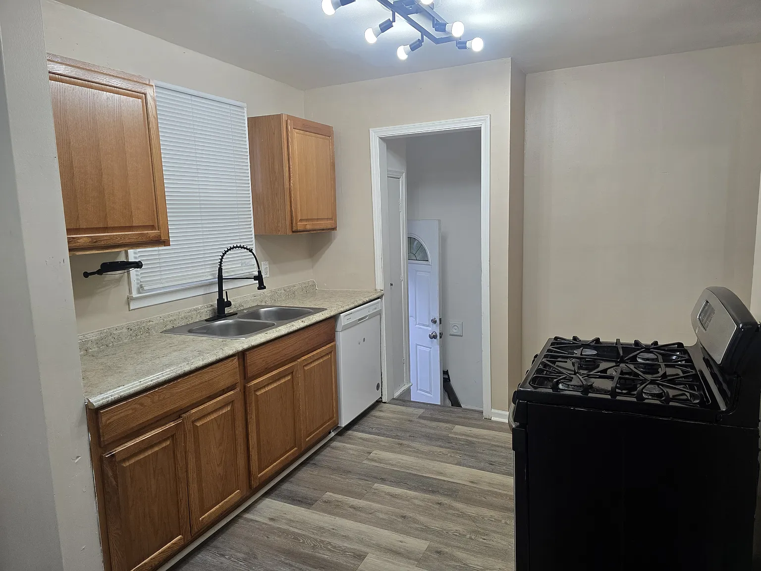 3 bed, 1125 sqft, $1,650 — Photo 3