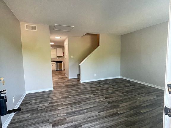 3rd image of 904 Kingsbury Dr APT B