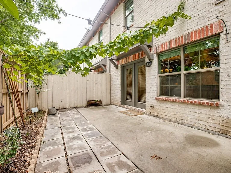 1920 Cortez Ln — Photo 2