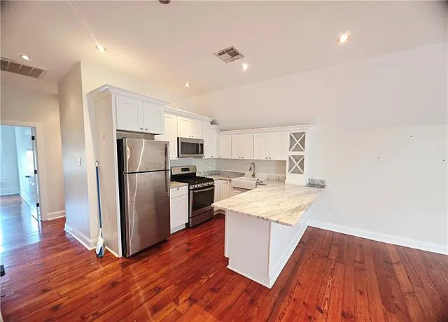 2 bed, 1.0 bath, 900 sqft, $2,200 — Photo 4