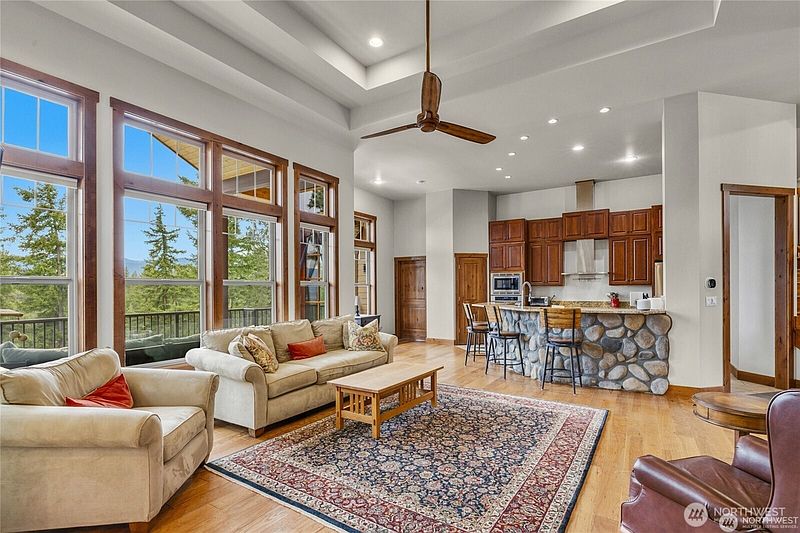 4th image of 421 Meadow Ridge Drive