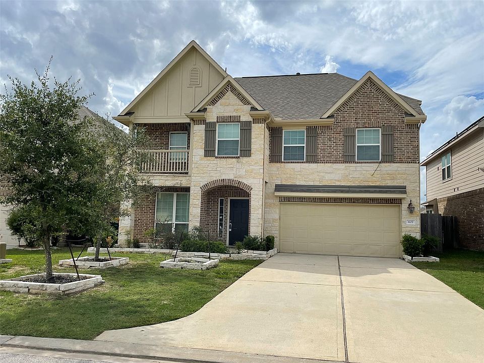 1st image of 627 Oak Circle Dr E