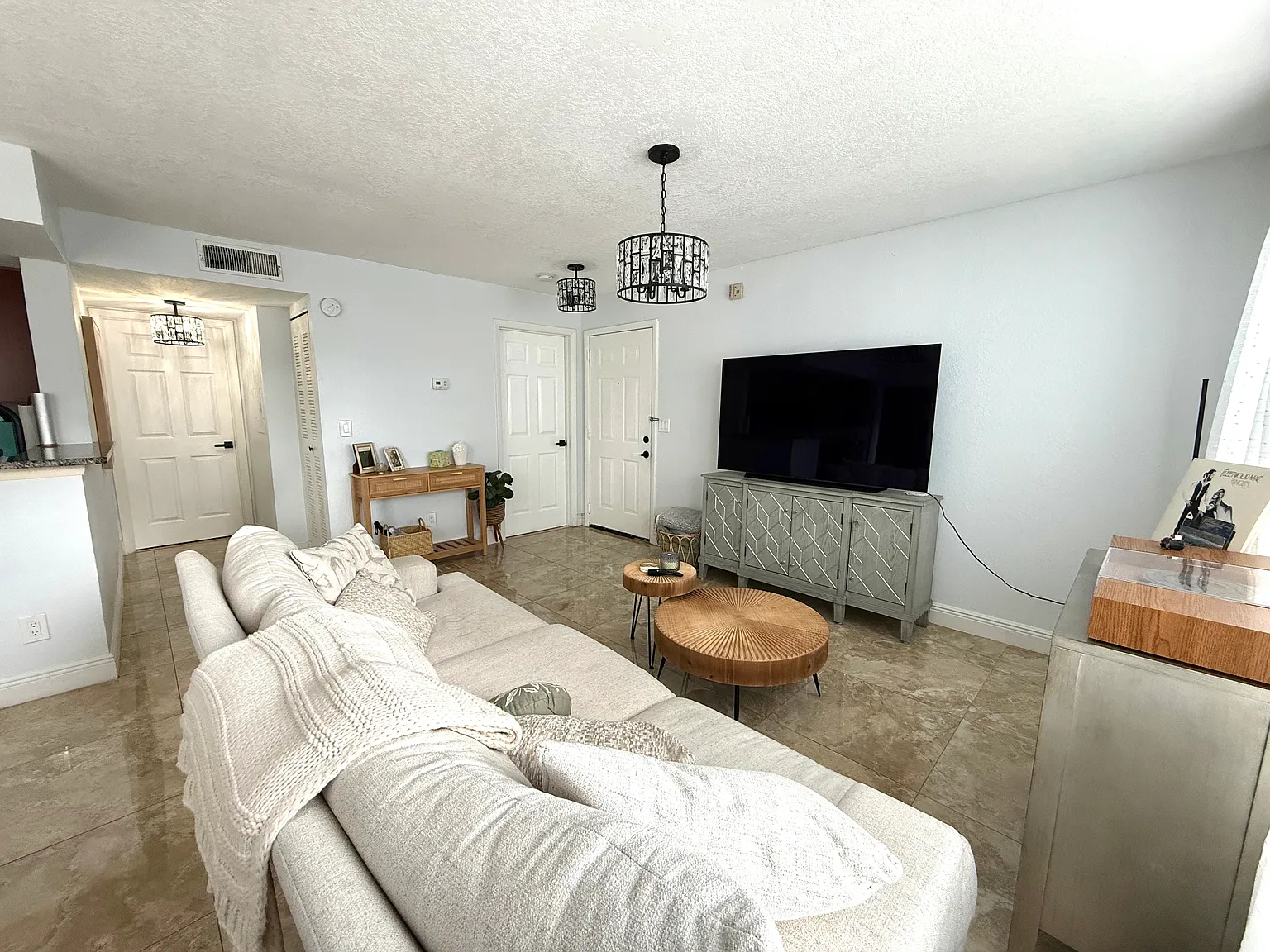 2 bed, 1067 sqft, $2,000 — Photo 3