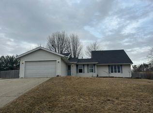 9867 Highstone Dr, Roscoe, IL 61073
