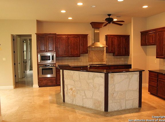 3rd image of 9505 Majestic Oak Cir