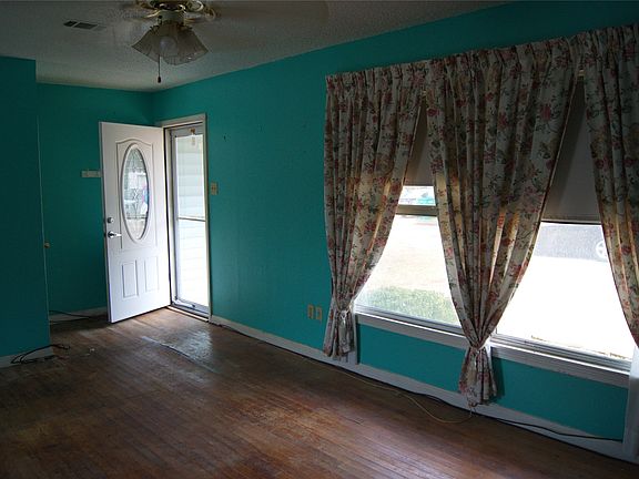 5th image of 2407 Oak Dr