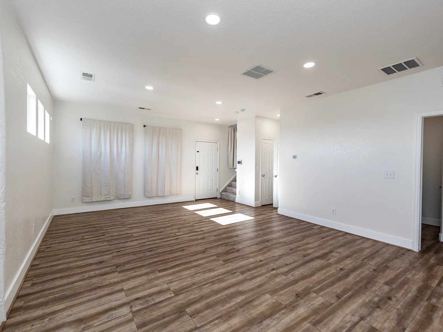 3 bed, 2.5 bath, 1870 sqft, $2,150 — Photo 3
