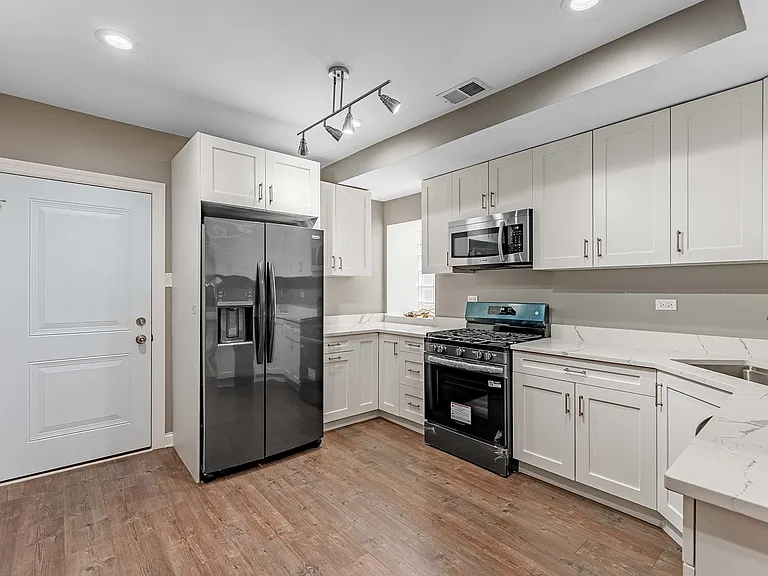 555 N Lawler Ave #G — Photo 10