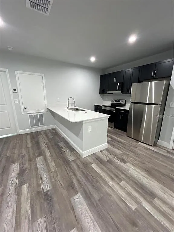 3 bed, 2.0 bath, 1005 sqft, $1,597 — Photo 2
