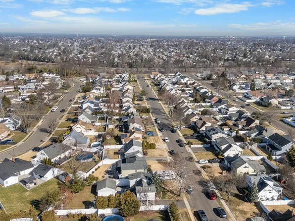 48 Daffodil Lane, Wantagh, NY 11793