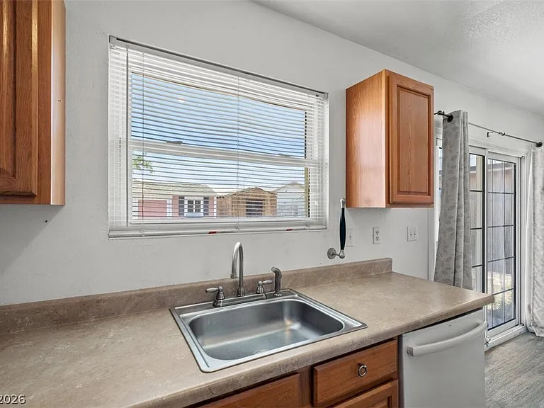 245 Meyers Ave — Photo 6