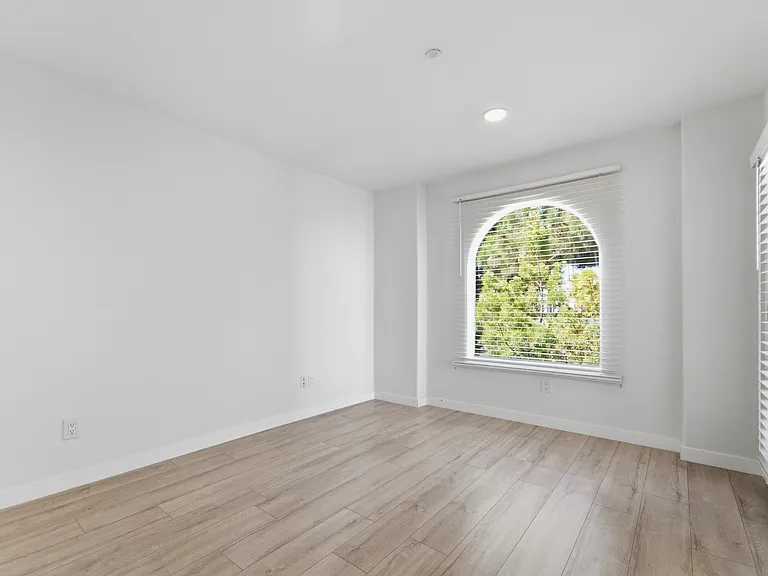 1665 Manning Ave — Photo 13