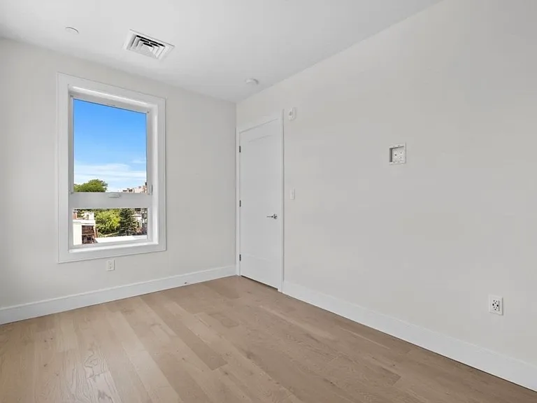 301 Border St — Photo 16