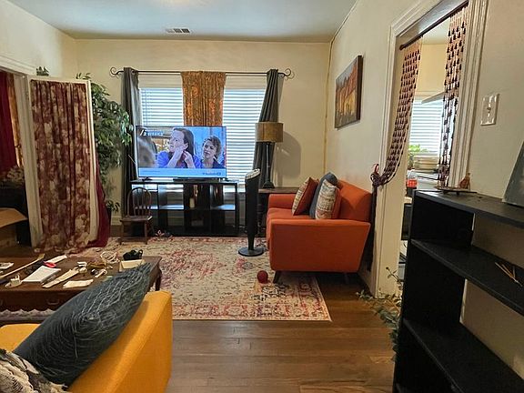 4th image of 905-907 S Windomere Ave #907