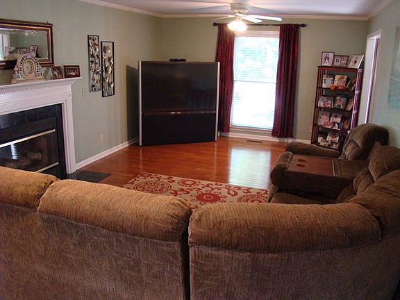 3rd image of 905 Woodwinds Dr
