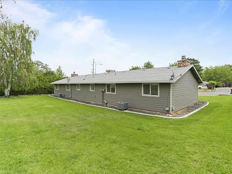 724 S Morain St #B — Photo 12