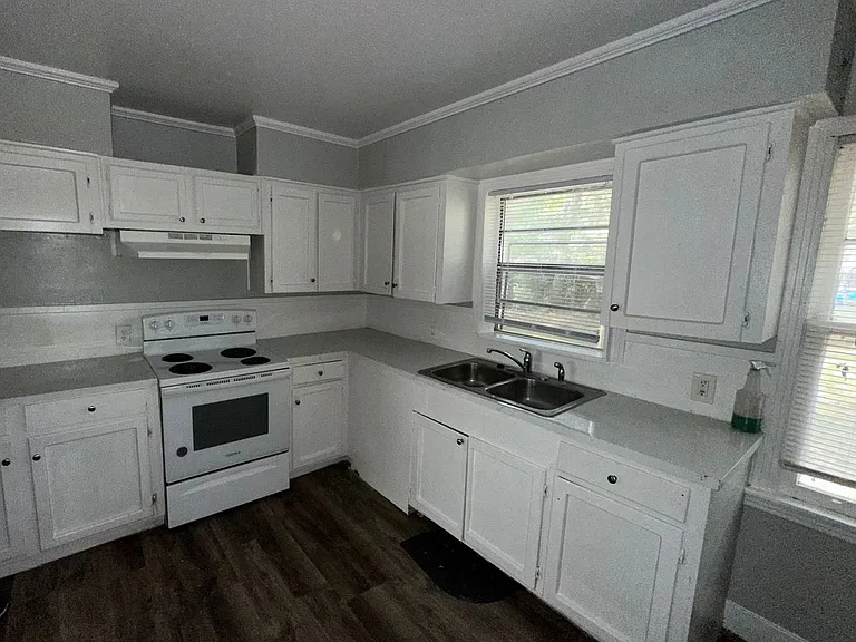 3211 Charleston Dr — Photo 2