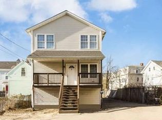 8 Baldwin Ct, Providence, RI 02907