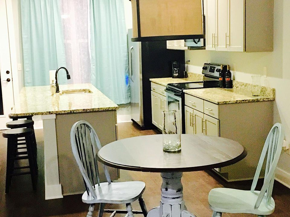 2nd image of 1106 Stratford Ave #6