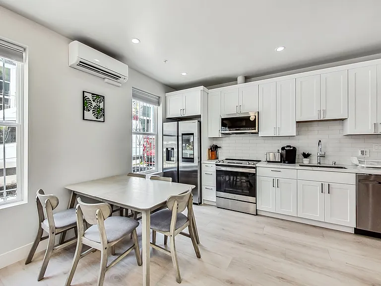 1026 Capp St — Photo 8