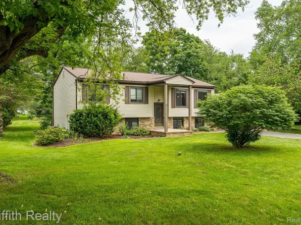 8951 N Christine Dr, Brighton, MI 48114