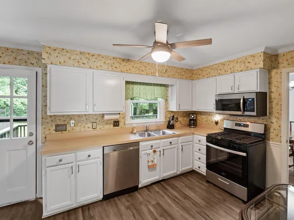 109 Burkwood Ln, Raleigh, NC 27609