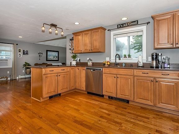3rd image of 38 Watson St