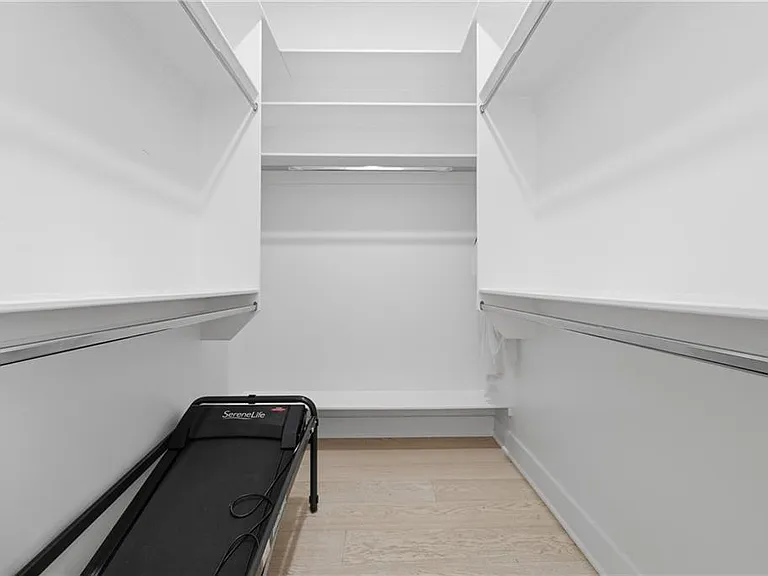 556 Versailles Dr — Photo 32