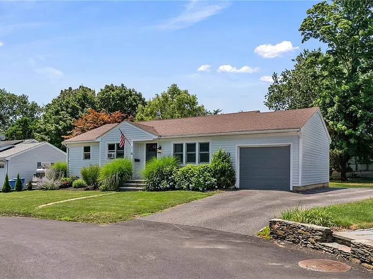 19 Sherwood Rd — Photo 1