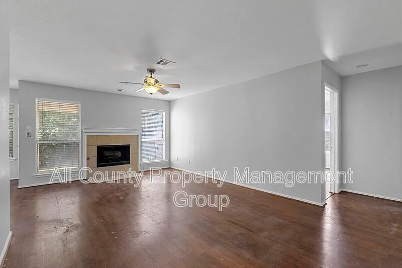 4 bed, 3.5 bath, 2551 sqft, $2,295 — Photo 3
