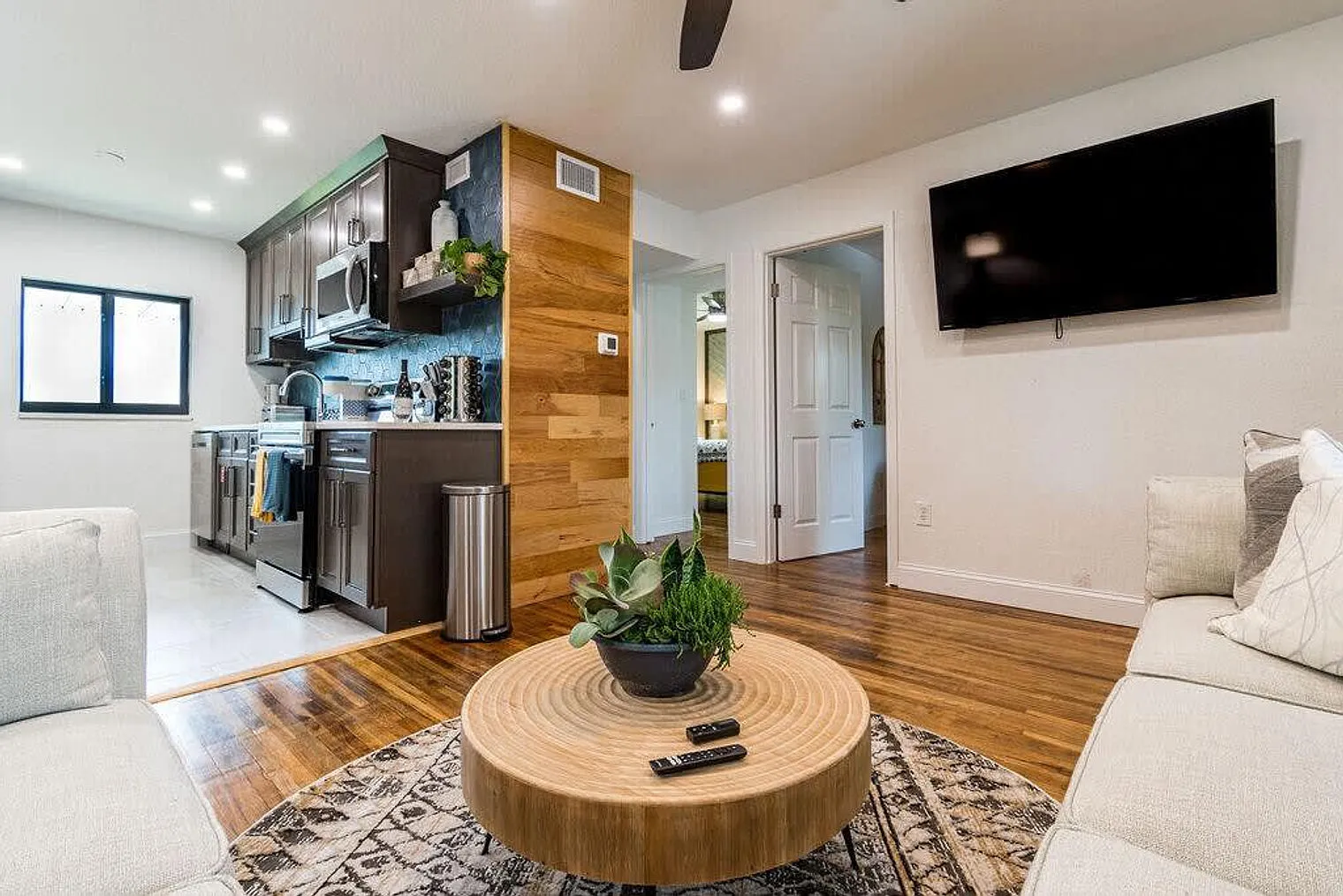 2 bed, 1.0 bath, $5,668 — Photo 4