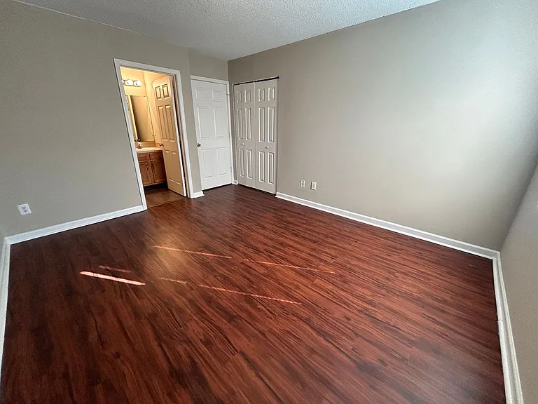 1043 Park Meadow Dr — Photo 7