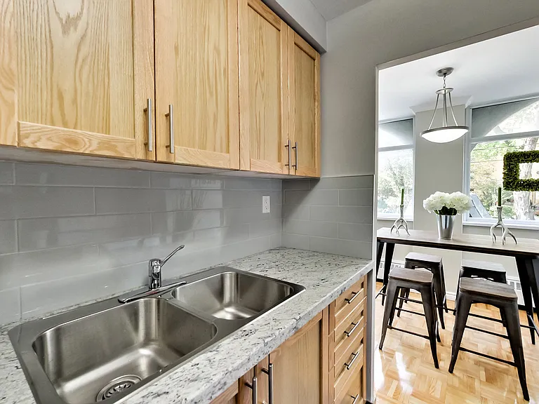 425 Avenue Rd — Photo 50