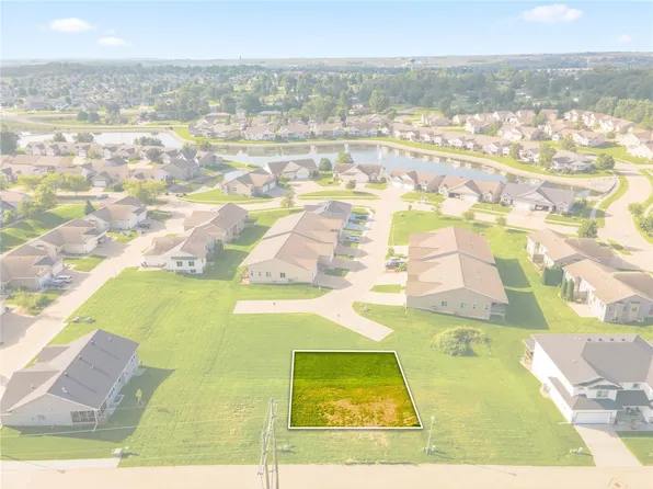 7056-7058 Waterview Dr SW, Cedar Rapids, IA 52404