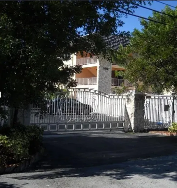 1 bed, 1.5 bath, 900 sqft, $1,900 — Photo 1